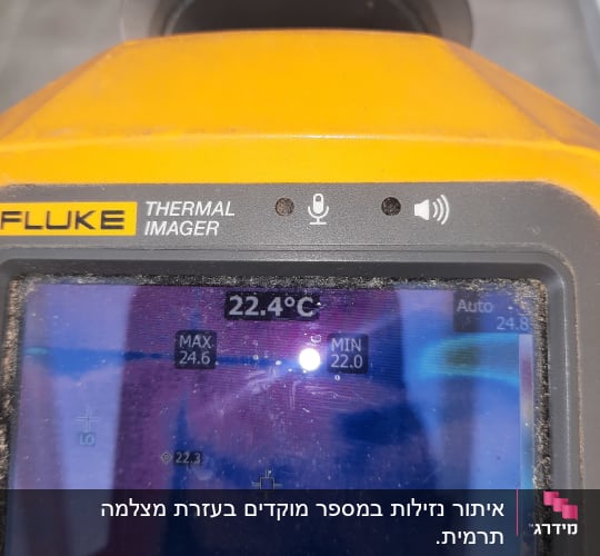 תמונה תרמית של מכשיר פלוק עם טמפרטורה 22.4°C
